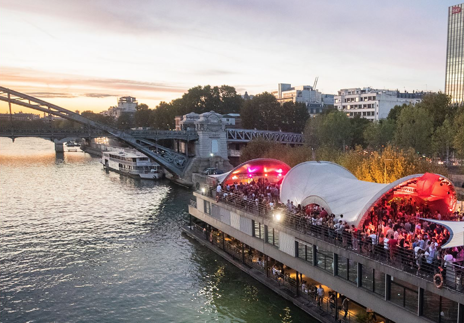 Péniche sportive et festive — Paris 15e